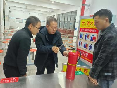 房县思源实验学校：消防常挂心间 夜查守护安全