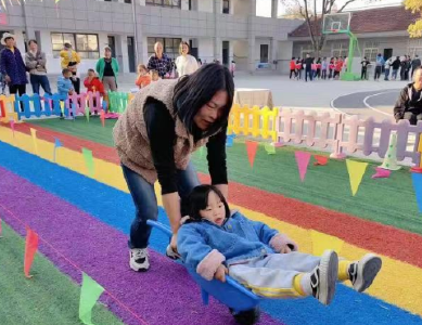 军店镇下茅坪小学附属幼儿园：举行亲子趣味运动会