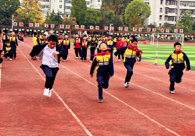 县东城小学教联体举行三年级秋季运动会
