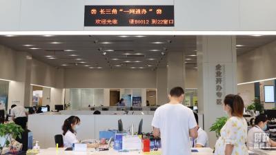 时政Vlog丨创新力爆棚！和我在上海过科技感满满的一天 