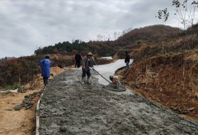 门古寺镇石垭村：千亩茶园在大山  一条道路通“经脉”