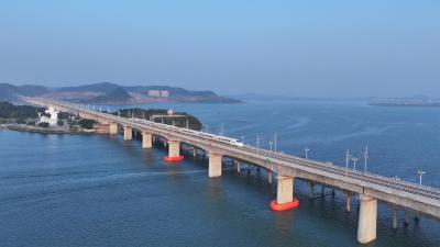 习近平《赓续传统友谊，开创中越命运共同体建设新征程——会见中越两国青年和友好人士代表时的讲话》单行本出版