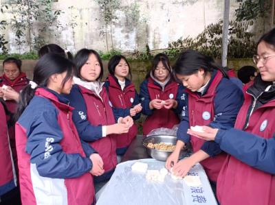门古中学：巧手包饺子 实践促成长