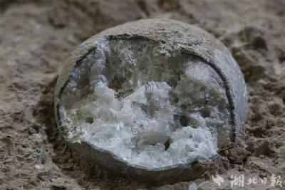 探访新疆哈密智慧矿山：1人可控百辆无人矿卡