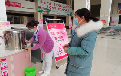 县保健院免费发放防流感中药汤剂