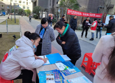 城关镇人社中心：深入开展“培训宣传进小区”活动