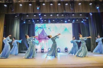 习近平主席新年贺词引发国际人士热烈反响—— “让世界看到一个欣欣向荣、自信开放的中国”