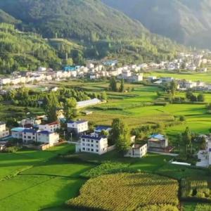 房县行政审批局传达学习贯彻县两会精神