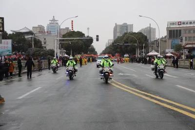 巡游演出闹元宵 房县交警护航保安全