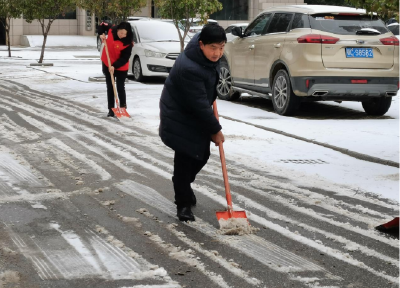 县保健院开展扫雪除冰志愿服务活动