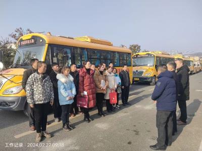 房县交警：​“校车体检”迎开学 筑牢春季平安路