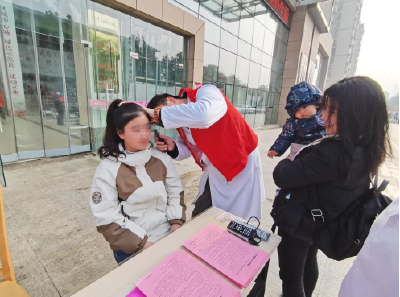 房县保健院：“爱耳日”献爱心  学雷锋护健康