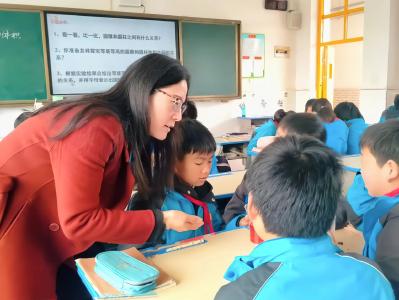 房县思源实验学校：教学视导促发展 课堂教学求实效