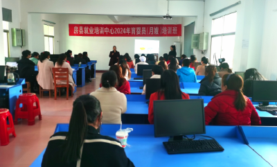  青峰镇人社中心：“看+听+练”学习    满载技能而归