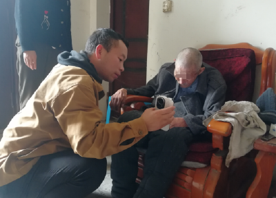 回龙乡：上门认证暖人心 便民服务零距离