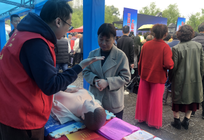 房县：“小红人”赶庙会 急救知识零距离