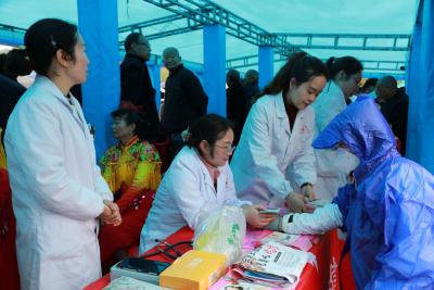 县保健院：开展第36个爱国卫生月义诊宣传活动