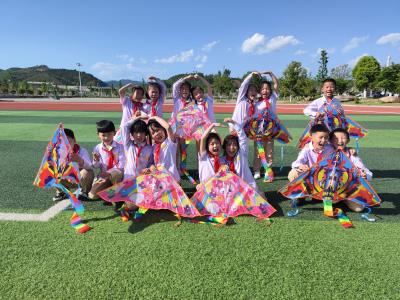 房县思源实验学校：春风送暖 筝舞蓝天