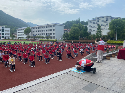 房县红十字会走进山区校园开展应急救护培训活动