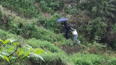最美身影！遭遇暴雨，村干部冒雨接送出院留守老人回家！