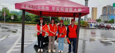 房县人社局：​开展志愿服务  守护市民平安出行