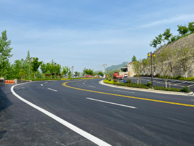 青峰镇：吹响高速环境整治“冲锋号” 亮出最美“风景线”