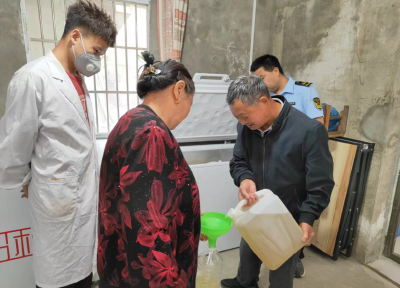 县公检中心: 主动送服务 办证零跑腿