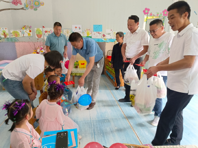 化龙堰镇高桥村开展“六一”儿童节送关爱主题活动 
