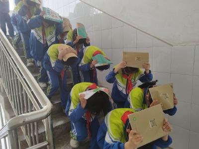 军店镇月明小学：开展防震减灾应急疏散演练