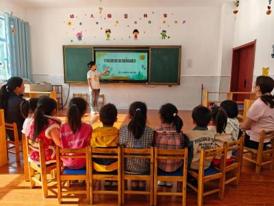 野人谷镇中心幼儿园：开展5.12防震减灾教育暨逃生疏散演练活动