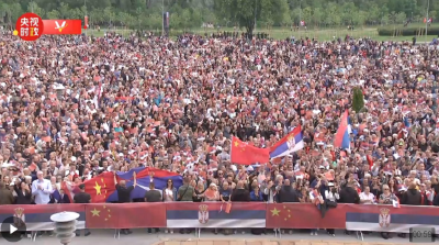 独家视频丨震撼场面！上万名塞尔维亚群众走上街头 热烈欢迎习近平主席到访