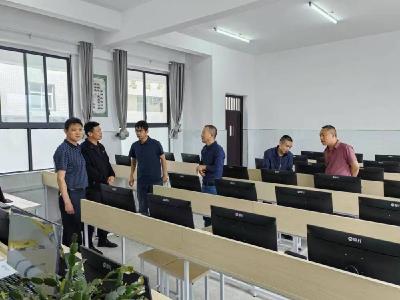 姚坪中学：迎接教育技术装备检查，助力校园数字化建设 