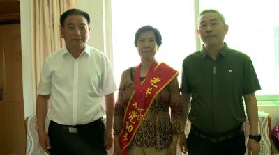 丁选清带队开展“七一”走访慰问活动