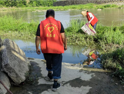 白鹤镇：“志愿红”守护“水常清”