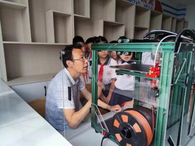 参观科普研学室  感受科技之美