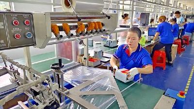 房县兆丰电子企业分秒必争 冲刺双过半