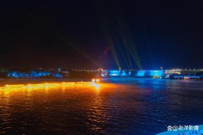 光影摇曳江城夏夜