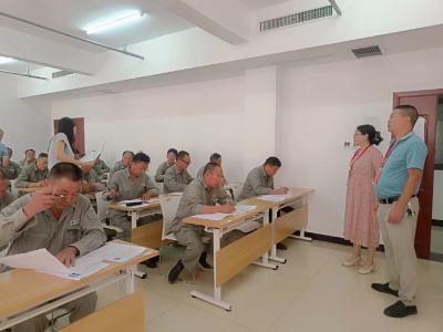 房县人社局：推动企业新型学徒制培训 助力全县高技能人才培养