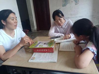 化龙学校开展“万名教师访万家”活动