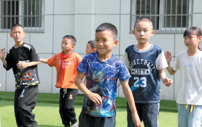 房县：小小“男子汉”撑起一个家