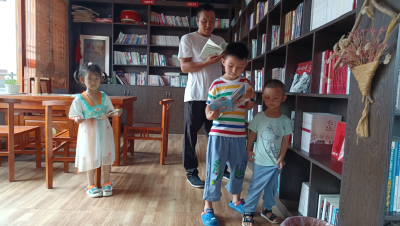 军店镇：农家书屋成为“暑期乐园”