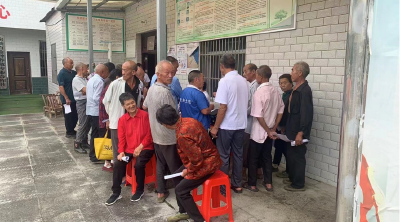 万峪河乡大堰村：携手健康行  老年人义诊暖人心 