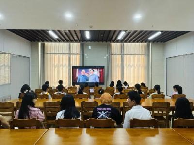 房县图书馆：“七一”电影展播与新书展览，共庆党的生日