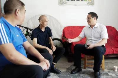 城关镇：七一慰问暖人心浓浓温情话关怀