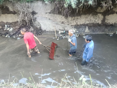化龙堰镇渭沟村：齐心协力修水渠   最美身影在一线 