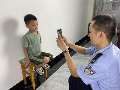 军店派出所：“鄂汇拍”拍出最美证件照