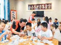 “希望家园”点亮七彩暑假