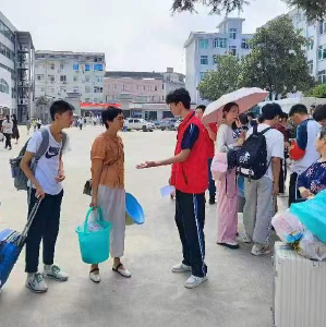 房县二中：最美“志愿红” 护航开学季