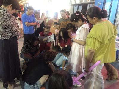 房县“红十字公益夜市”再开市 人头攒动掀热潮