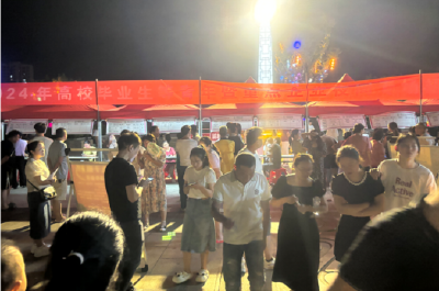 房县人社局：借夜间招聘东风，广泛宣传社保政策